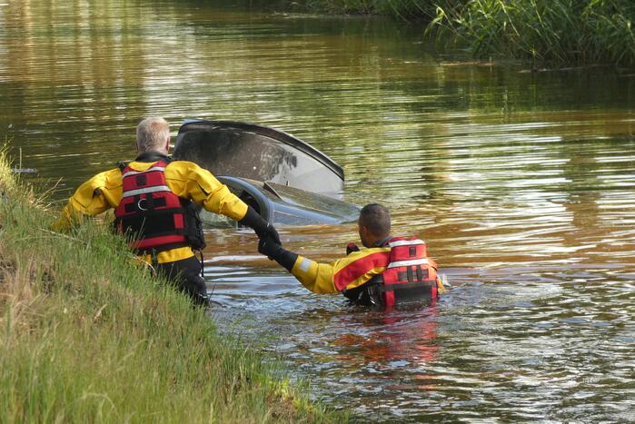 Auto te water, een overleden persoon aangetroffen