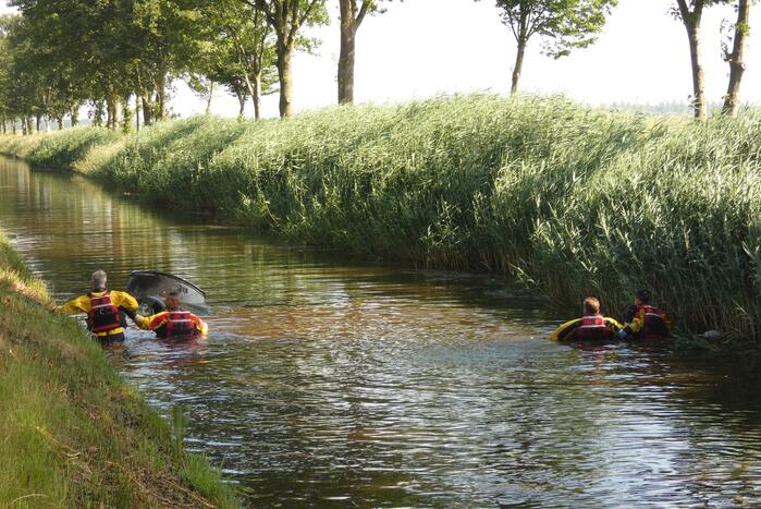 Auto te water, een overleden persoon aangetroffen