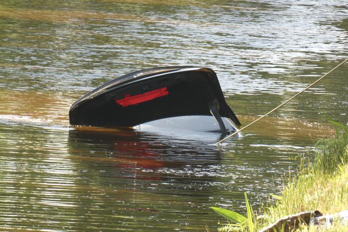 Auto te water, een overleden persoon aangetroffen