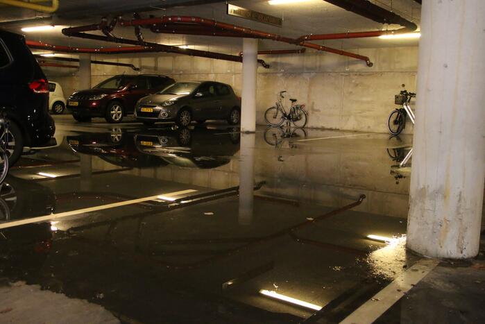 Parkeergarage en bergingen onder water