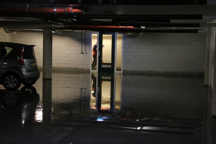 Parkeergarage en bergingen onder water