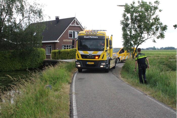 Motorrijder belandt met motor in water