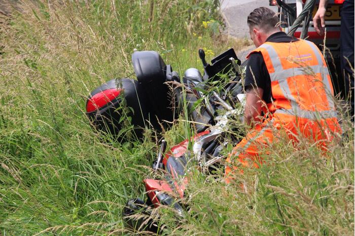 Motorrijder belandt met motor in water