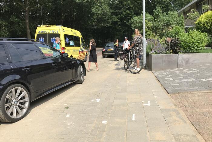 Vrouw uitgegleden met brommer en raakt gewond