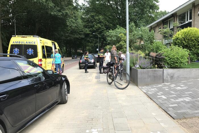 Vrouw uitgegleden met brommer en raakt gewond