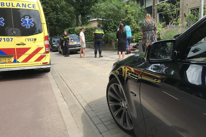 Vrouw uitgegleden met brommer en raakt gewond