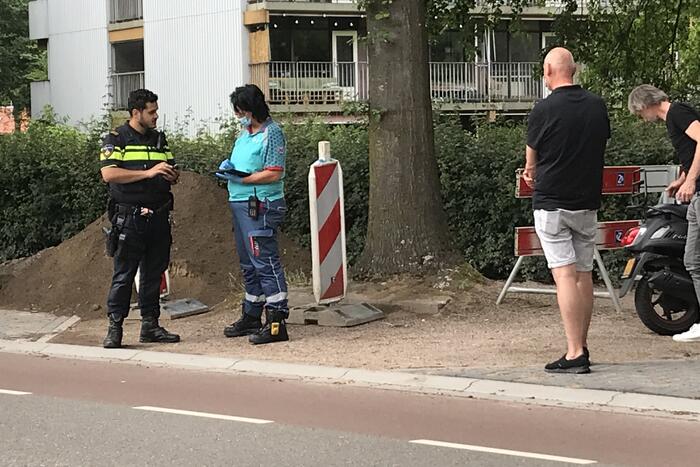 Vrouw uitgegleden met brommer en raakt gewond