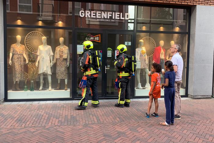 Winkel vol rook door mistgenerator