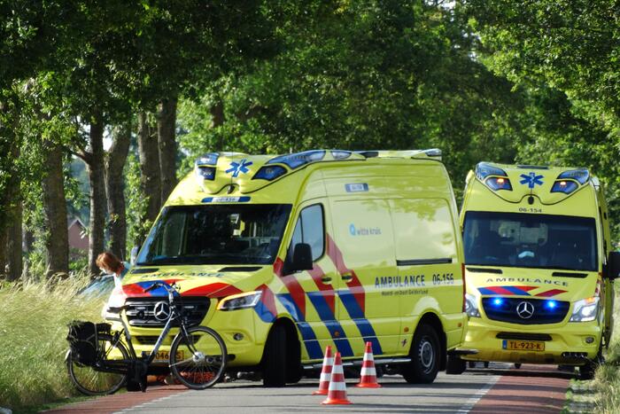 Vier gewonden na botsing tegen boom