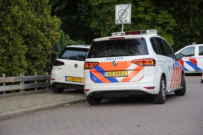 Auto knalt op paal bij achtervolging