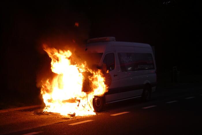 Bestelbus verwoest door brand