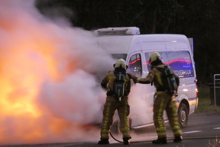 Bestelbus verwoest door brand