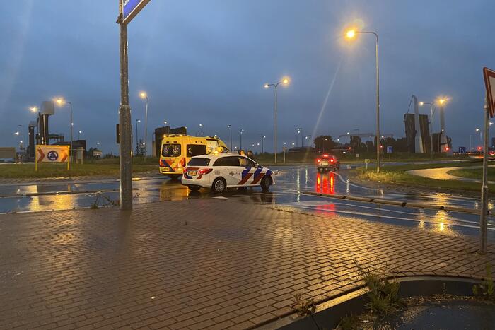 Persoon gewond van rotonde gehaald