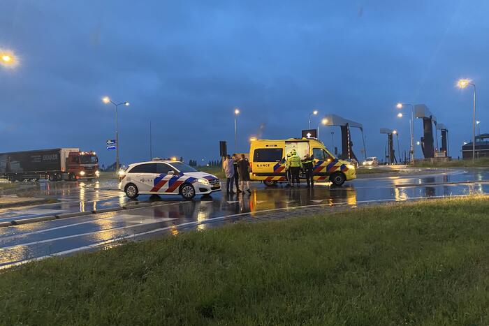 Persoon gewond van rotonde gehaald