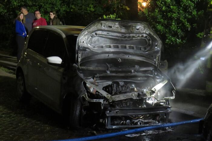 Twee auto's door brand verwoest