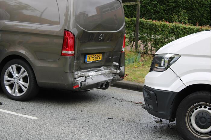 Drie bestelbussen botsen voor zebrapad