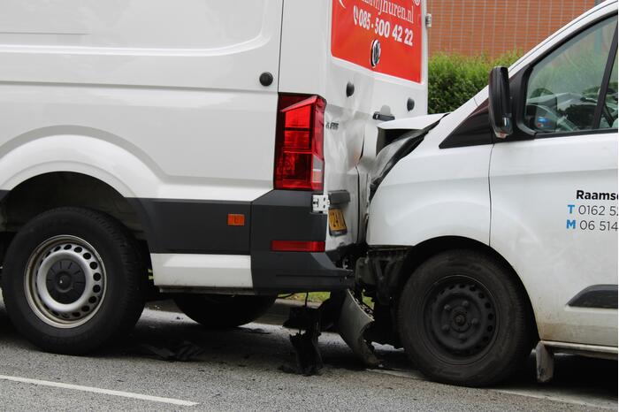 Drie bestelbussen botsen voor zebrapad