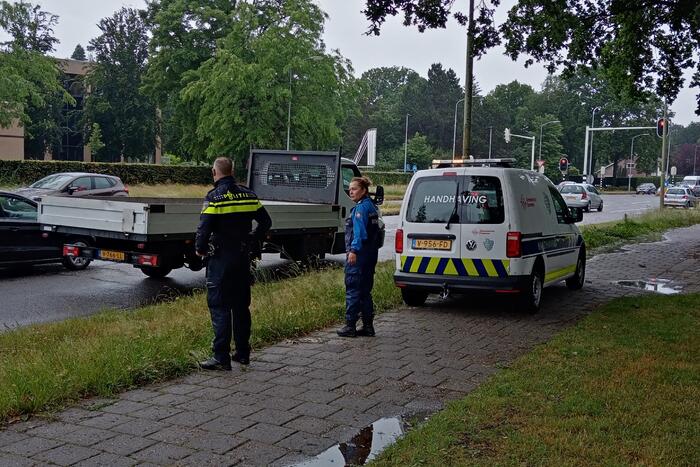 Pick-up botst tegen lantarenpaal