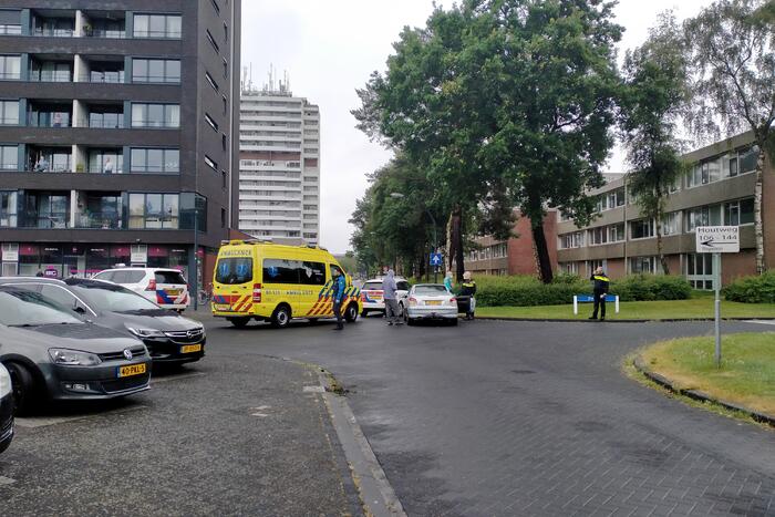Maaltijdbezorger op e-bike in botsing met personenauto