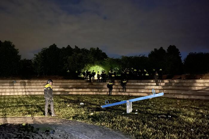 Mobiele Eenheid veegt park in Corlaer