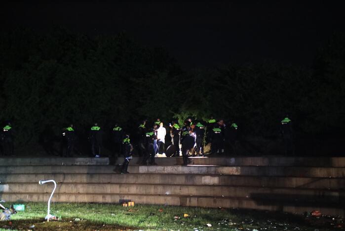 Mobiele Eenheid veegt park in Corlaer