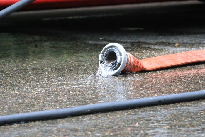 Auto zakt in sinkhole na waterleidingbreuk