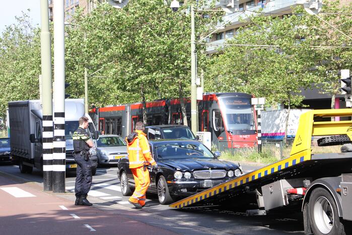 Automobilist rijdt lantaarnpaal uit de grond