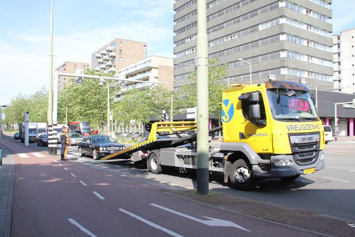 Automobilist rijdt lantaarnpaal uit de grond