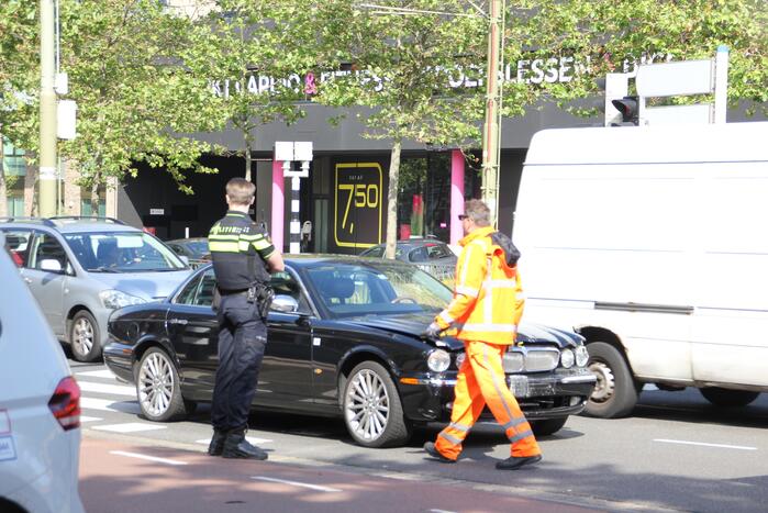 Automobilist rijdt lantaarnpaal uit de grond
