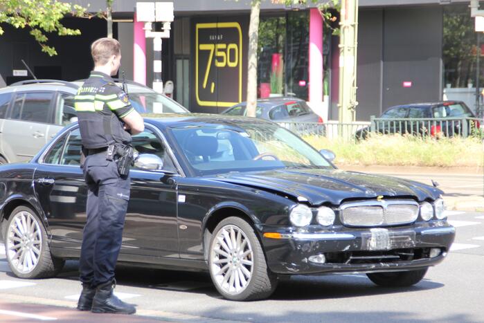 Automobilist rijdt lantaarnpaal uit de grond