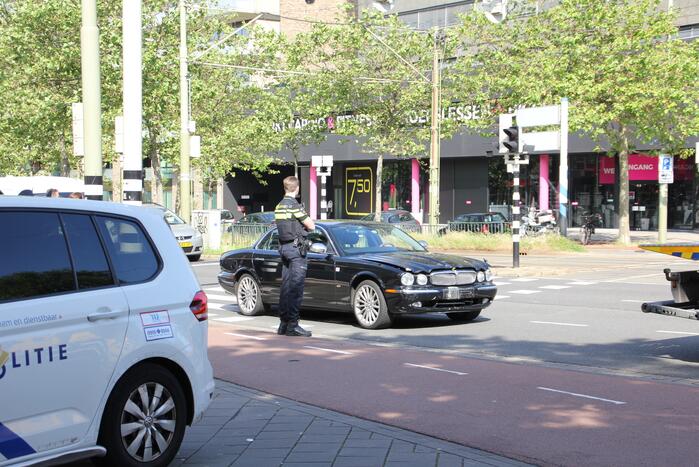 Automobilist rijdt lantaarnpaal uit de grond