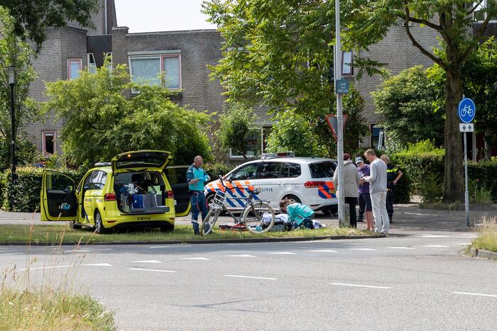 Overstekende fietser gewond bij aanrijding met auto
