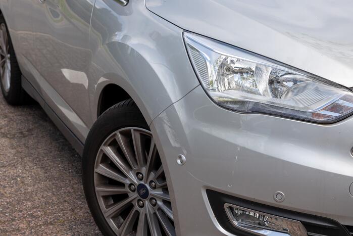 Overstekende fietser gewond bij aanrijding met auto