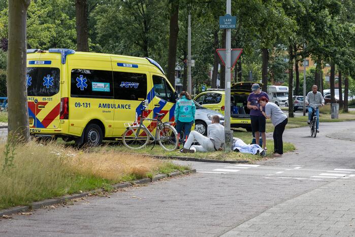 Overstekende fietser gewond bij aanrijding met auto