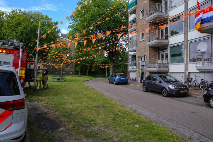 Brandweer doet onderzoek naar vreemde lucht in portiekflat