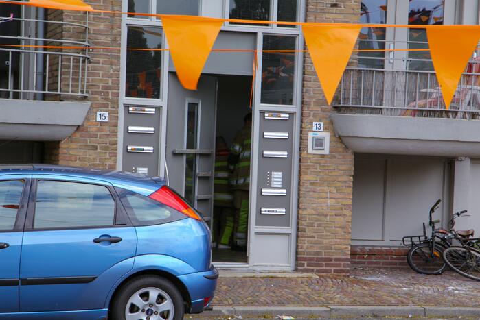 Brandweer doet onderzoek naar vreemde lucht in portiekflat