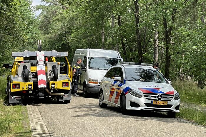 Persoon aangehouden en twee slaan op de vlucht