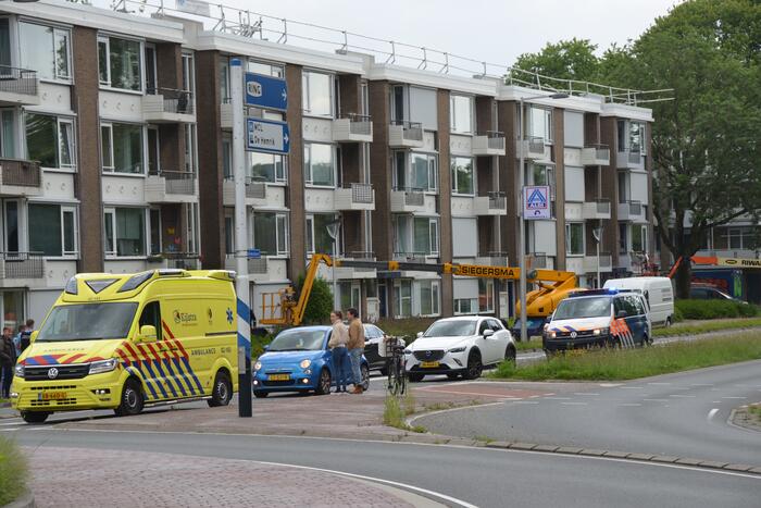 Jonge vrouw op fiets aangereden