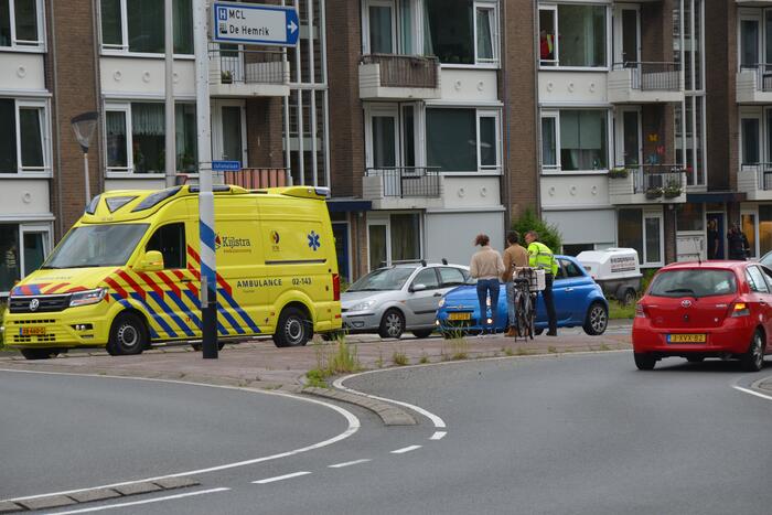 Jonge vrouw op fiets aangereden