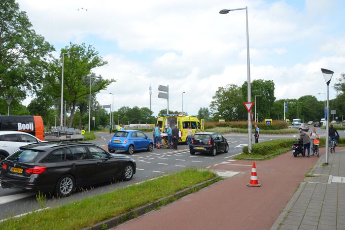 Jonge vrouw op fiets aangereden