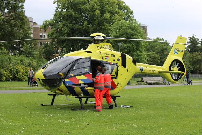 Traumahelikopter landt in park