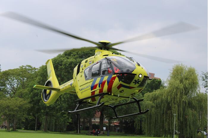Traumahelikopter landt in park