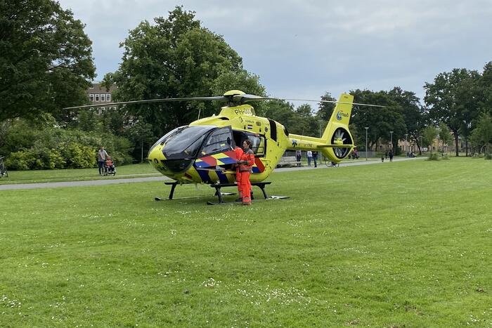 Traumahelikopter landt in park
