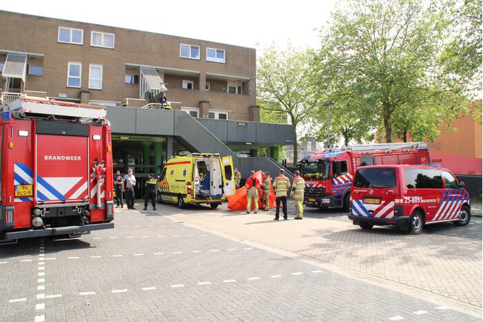 Persoon ernstig gewond na val van grote hoogte