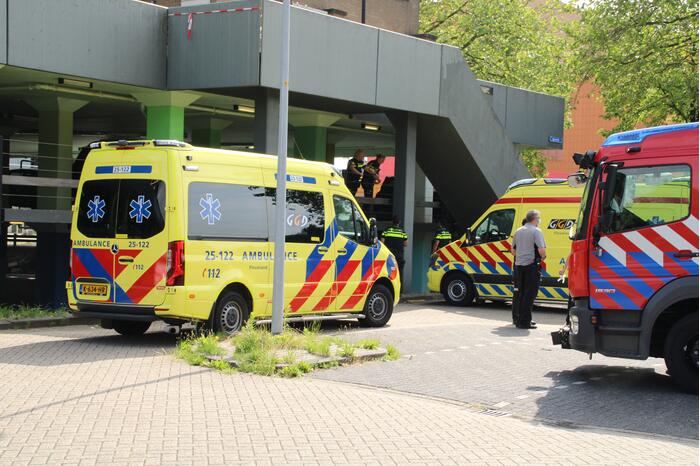 Persoon ernstig gewond na val van grote hoogte