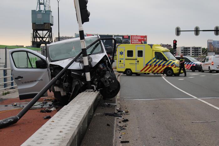 Ravage na ongeval met bestelbus