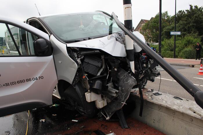 Ravage na ongeval met bestelbus