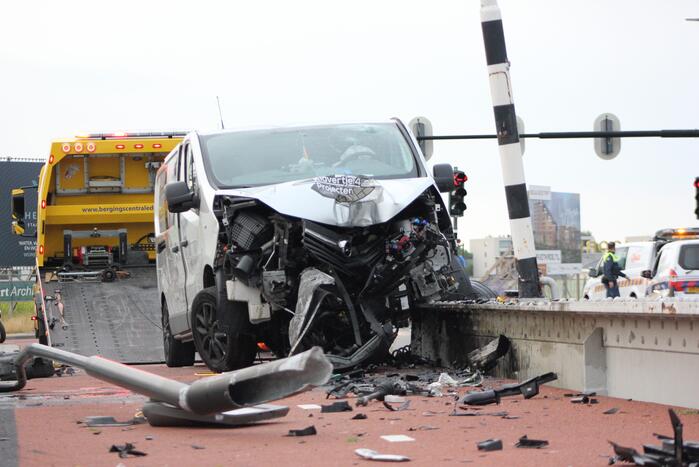 Ravage na ongeval met bestelbus