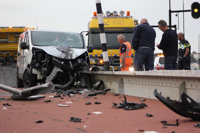 Ravage na ongeval met bestelbus