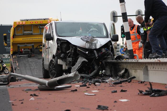 Ravage na ongeval met bestelbus